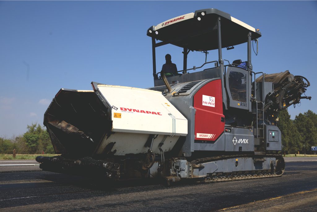 Dynapac Feeder delivers 2 000 hours, zero breakdowns – Tau Pele praises brand as roadbuilding leader